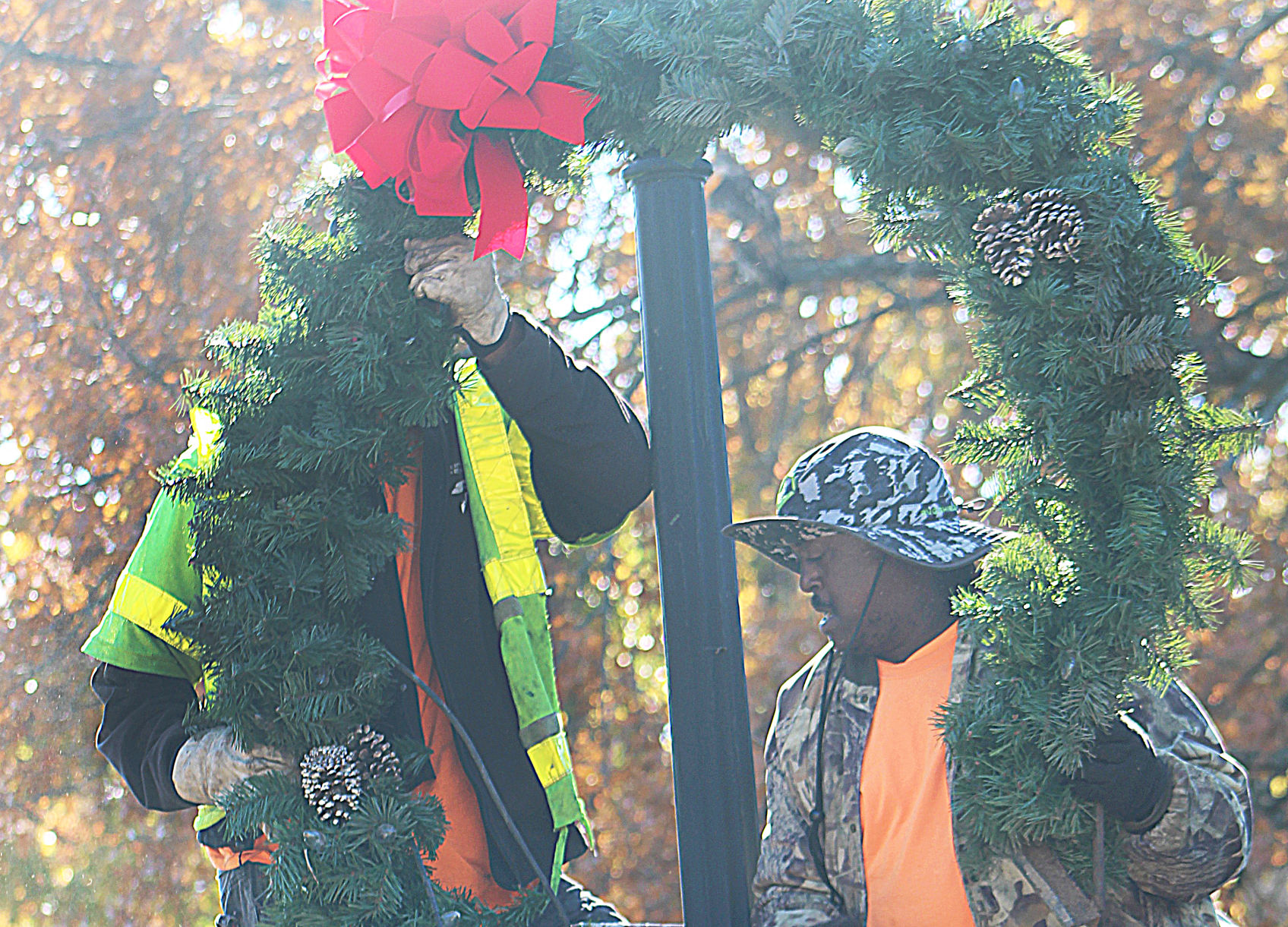 Volunteers festoon park, seek more decorations